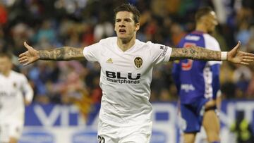 Santi Mina celebra uno de sus dos goles al Ebro.