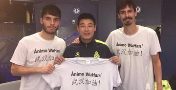 Wu Lei posó en los prolegómenos del encuentro ante el Athletic sosteniendo una camiseta en que se leía el lema “¡Ánimo, Wuhan!” tanto en castellano como en chino, en alusión a sus compatriotas afectados por el coronavirus.