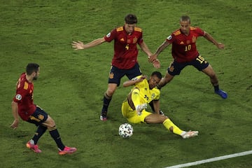 Robin Quaison entre Jordi Alba, Thiago Alcántara y Pau Torres.