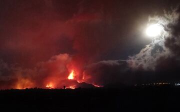 Imágenes del volcán durante la noche del 21 de septiembre. 