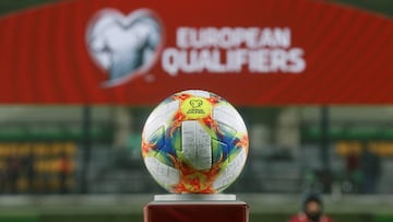 El balón de la fase de clasificación y la repesca para la Eurocopa 2020.