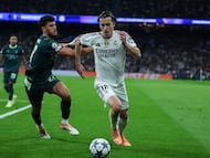 MADRID, 10/12/2025.- El defensa del Real Madrid, Álvaro Carreras (d), se lleva el balón ante el defensa portugués del Manchester City, Matheus Nunes, durante el encuentro correspondiente a la fase regular de la Liga de Campeones que disputan este miércoles Real Madrid y Manchester City en el estadio Santiago Bernabéu, en Madrid. EFE/Kiko Huesca.