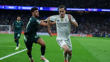 MADRID, 10/12/2025.- El defensa del Real Madrid, Álvaro Carreras (d), se lleva el balón ante el defensa portugués del Manchester City, Matheus Nunes, durante el encuentro correspondiente a la fase regular de la Liga de Campeones que disputan este miércoles Real Madrid y Manchester City en el estadio Santiago Bernabéu, en Madrid. EFE/Kiko Huesca.
