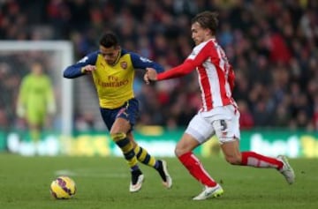 Alexis Sánchez jugó todo el partido y pese a algunas buenas jugadas, no pudo ayudar al Arsenal que pagó caro el pésimo primer tiempo.