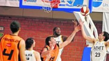 <b>AMENAZA. </b>Llull y Samb intentan capturar el rebote ante Batista.