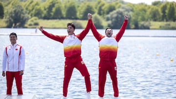 Joan Antoni Moreno y Diego Domínguez celebrando la medalla en el podio.