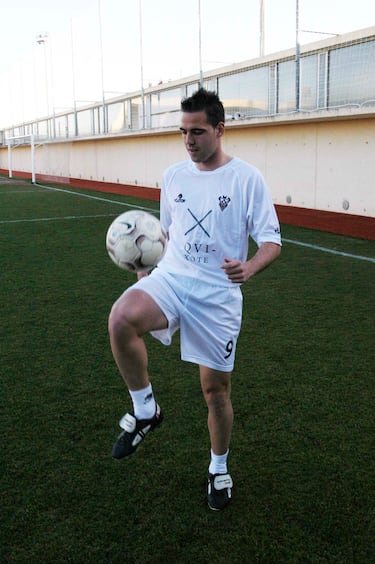 페르난도 나바로가 알바세테 발롬피에서 보낸 시간은 짧지만 중요한 단계였으며, 이전에 FC 바르셀로나에서 겪었던 심각한 무릎 부상 이후 엘리트 부문에서 몇 분 동안 출전해야 했는지를 알 수 있습니다. 페르난도 나바로(Fernando Navarro)는 2003-2004 시즌 겨울 시장에서 알바세테에 합류했습니다. 그는 바르사에서 임대로 도착했는데, 그곳의 프랑크 레이카르트 감독은 회복 후 그에게 선발 출전을 보장하지 않았습니다.