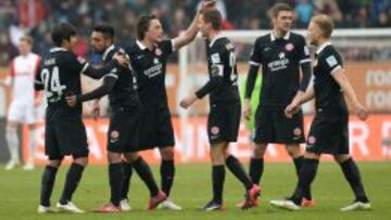 Jara festejó con sus compañeros de Mainz 05 el triunfo de visita.