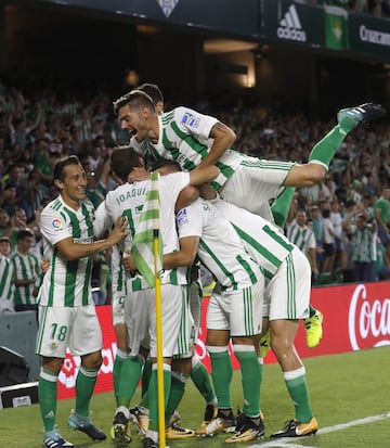 3-0. Sergio León celebró el tercer gol.