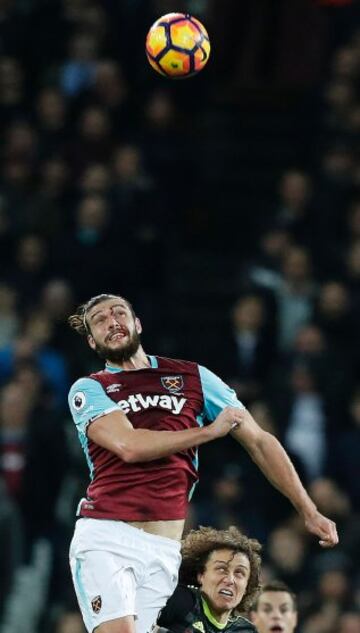 Andy Carroll salta a por el balón con una brecha en la ceja tras un golpe previo con Victor Moses.