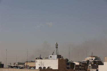 El humo se eleva tras una explosión, después de que Israel dijera que lanzó un ataque preventivo contra Irán, en Teherán, Irán.