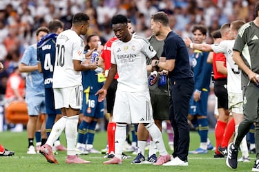 Durante la pausa de hidratación, el brasileño expresó su enfado con Xabi Alonso tras ser sustituido.