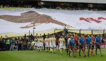 Las Águilas celebraron con un triunfo, un mosaico, un homenaje a sus delanteros históricos y un nuevo himno para el centenario.