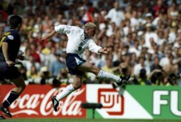 Inglaterra y Escocia ofrecieron poco fútbol, salvo cuando aparecieron las estrellas. Shearer adelantó a los pross con un testarazo, aunque lo mejor quedó para el final. Seaman detuvo un penalti a McAlliester, 59 segundos antes de que Gascoigne marcara el segundo. En la imagen el 2-0 de Gascoigne. 