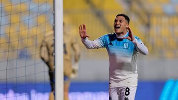 Racing's Colombian midfielder Juan Fernando Quintero celebrates scoring his team's second goal during the Copa Sudamericana round of 16 first leg football match between Chile's Huachipato and Argentina's Racing at the Sausalito stadium in Vi�a del Mar, Chile, on August 13, 2024. (Photo by Javier TORRES / AFP)