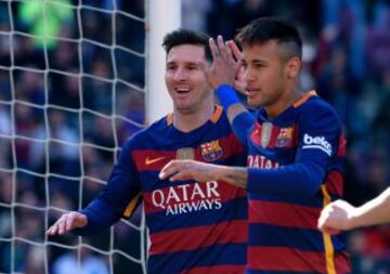 Messi y Neymar celebran el primer tanto, gol en propia puerta de Juan Antonio Rodríguez.