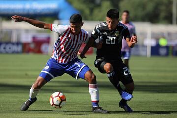 Es la nueva promesa del fútbol argentino. Heinze le mima y aconseja en Vélez pero está en el año de su confirmación. Los clubes europeos se pegarán por él en un futuro muy temprano.
