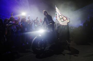 Comentario atribuido a Ken Meinardis, SVP Contenido Editorial en Getty Images. Estos Juegos Olímpicos de París han visto cómo una de las ciudades más hermosas del mundo ilumina el evento deportivo más grande del planeta, integrando sus edificios, puentes, plazas y vías fluviales icónicos con los logros, emociones y humanidad de los mejores atletas del mundo. Como una organización dedicada a contar historias a través de imágenes poderosas, esta combinación de un sentido de lugar y espíritu humano auténtico ha hecho de París 2024 unos Juegos icónicos.