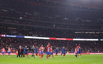 Los jugadores del Atlético de Madrid celebran la victoria y la clasificación a los cuartos de final de la Copa del Rey.