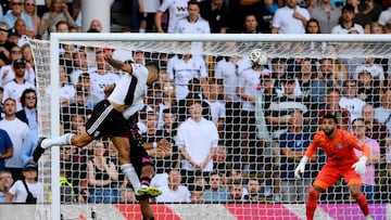 LONDON, ENGLAND - AUGUST 20: Aleksandar Mitrovic of Fulham scores their team's third goal during the Premier League match between Fulham FC and Brentford FC at Craven Cottage on August 20, 2022 in London, England. (Photo by Mike Hewitt/Getty Images)