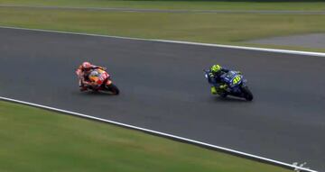 El de Honda ya había tocado a Aleix Espargaró mientras recuperaba posiciones porque había recibido un 'ride through' tras la salida. Al pasar a Rossi, le empujó. Fue sancionado con 30 segundos.