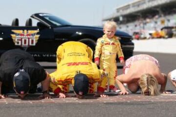 Ryan Hunter-Reay, su mujer Beccy y su hijo Ryden celebran su victoria en las 500 millas de Indianápolis.