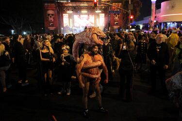 Un hombre disfrazado se encuentra entre la multitud durante el Carnaval de Halloween de West Hollywood, California.