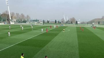 Las jugadoras detienen el juego en el Tacon-Rayo en Valdebebas. 