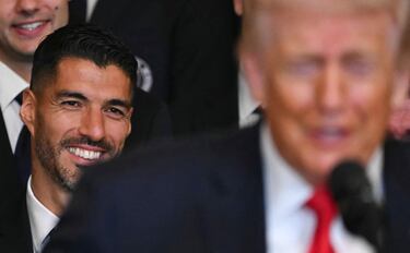 El delantero uruguayo del Inter de Miami, Luis Suárez, sonríe mientras escucha al presidente de Estados Unidos, Donald Trump.