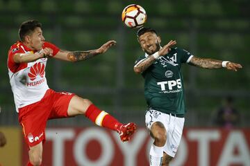 El jugador de Santiago Wanderers Marco Medel, derecha, disputa el balon con Sebastian Salaza de Independiente de Santa Fe durante el partido de tercera fase de la Copa Libertadores en el estadio Elias Figueroa de Valparaiso, Chile.