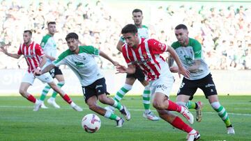 16-09-24. LANDER OLAETXEA, ENTRE MANU HERNANDO Y UNAI VENCEDOR, DURANTE EL RACING-SPORTING.