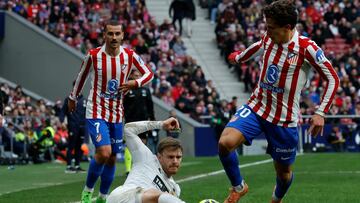 MADRID (ESPAÑA), 13/12/2025.- El delantero argentino del Valencia CF Lucas Beltrán (c) en acción ante los jugadores del Atlético de Madrid Guiliano Simeone (d) y Antoine Griezmann durante el partido de LaLiga entre el Atlético de Madrid y el Valencia CF disputado este domingo en el estadio Metropolitano en Madrid. EFE/ J.J. Guillén