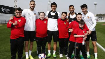 Mario Su&aacute;rez, Parejo, Montoya y Carlos Soler posan con cinco miembros del Valencia CF DI. 