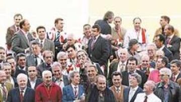 <b>REUNIÓN</B>. En abril de 2003, el Atlético celebró su centenario. Gil se reunió con todos los veteranos del club.