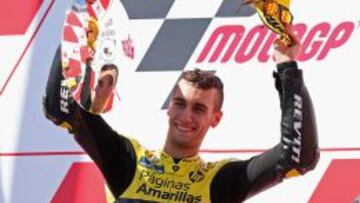 Alex Rins celebra su victoria en el podio de Phillip Island.