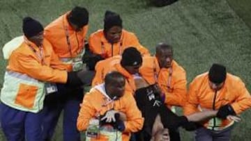 El espontáneo Jimmy Jump apareció para coger el trofeo del Mundial