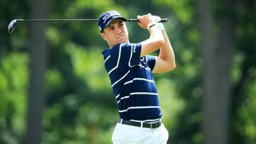 Justin Thomas golpea la bola durante la primera jornada del BMW Championship en el Medinah Country Club de Medinah, Illinois.