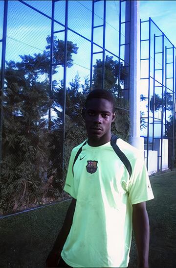 El delantero italiano tuvo una breve relación con la cantera del FC Barcelona. En su etapa juvenil, pasó unos días en La Masia, donde participó en varios entrenamientos y un torneo. En ese torneo, dejó una gran impresión al marcar ocho goles en tres partidos.
A pesar de su talento, Balotelli no se quedó en el Barça debido a desacuerdos económicos entre el club y sus representantes.
Después de su paso por La Masia, Balotelli desarrolló su carrera en clubes como el Inter de Milán, Manchester City, AC Milan y Liverpool, entre otros. Su trayectoria ha estado marcada por su talento, pero también por su carácter polémico y varios incidentes fuera del campo.