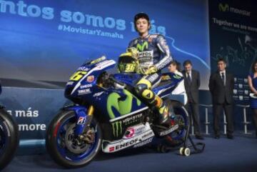 El piloto italiano Valentino Rossi posa para los medios durante la presentación oficial del equipo Movistar Yamaha.