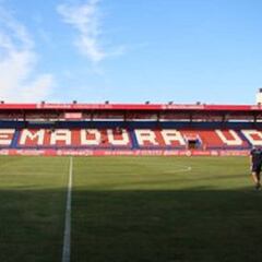 El Extremadura cambia el césped de su estadio