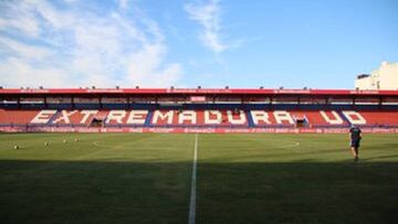 El Extremadura cambia el césped de su estadio