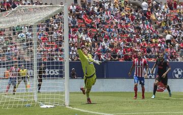 El jugador del Atlético de Madrid, Camello, marca el 1-1.