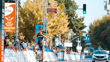 El ciclista ucraniano Mykhaylo Kononenko celebra su victoria en la cuarta y última etapa del Tour de Sakarya 2022.