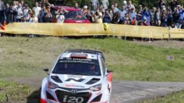 Dani Sordo, con su Hyundai durante la primera etapa de hoy.