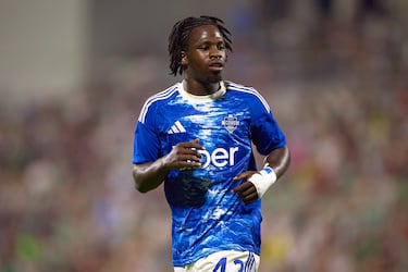 El jovencísimo extremo ha decidido seguir creciendo bajo el mando de Fábregas. Addai es un jugador talentoso de tan solo 19 años, que ha disputado con el primer equipo del AZ Alkmaar la temporada pasada más de 20 partidos, en los cuales ha anotado cuatro goles. Sin duda, el Como ha realizado una inversión a futuro, depositando en las arcas del club de Países Bajos 14 millones de euros para hacerse con los servicios del futbolista.