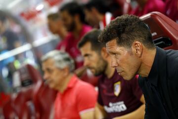 Simeone en el banquillo antes de que comience el encuentro.