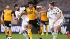 Wolverhampton Wanderers&#039; Spanish midfielder Adama Traore (C) vies with Leeds United&#039;s Polish midfielder Mateusz Klich (2L) and Leeds United&#039;s English defender Luke Ayling during the English Premier League football match between Wolverhampto