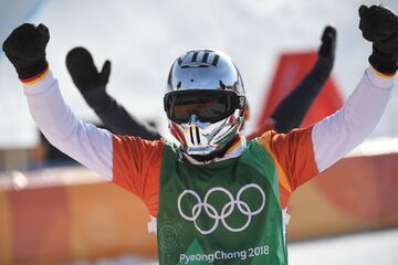 Regino Hernández celebra la medalla de bronce.