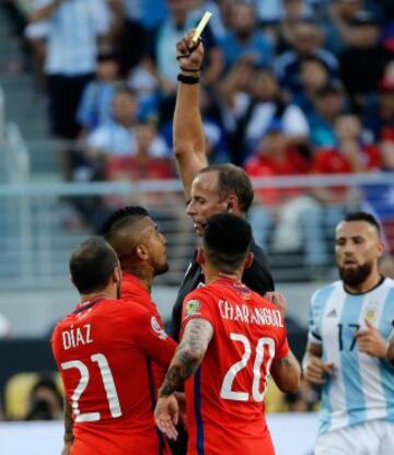 MMD207. SANTA CLARA (CA, EE.UU.), 06/06/2016.- El árbitro uruguayo Daniel Fedorczuk (c) amonesta a Arturo Vidal (i) hoy, lunes 6 de junio de 2016, durante el partido entre Chile y Argentina por el grupo D de la Copa América, en el Levi's Stadium de Santa Clara, California (EE.UU.). EFE/Juan Carlos Cárdenas