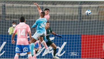 AMDEP343. LIMA (PERÚ), 04/05/2022.- Percy Liza (c) de Sporting cabecea para anotar un gol hoy, en un partido de la Copa Libertadores entre Sporting Cristal y Universidad Católica en el estadio Nacional en Lima (Perú). EFE/Luis Gonzales Taipe
